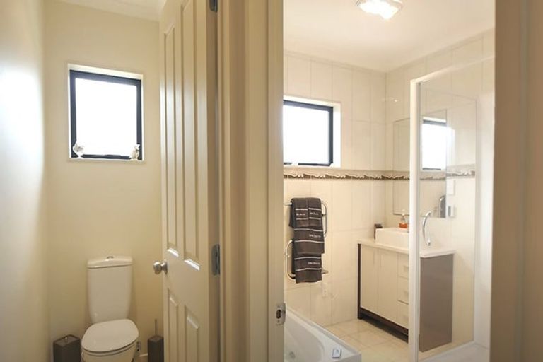 Photo of property in 10 Bonny Crescent, Massey, Auckland, 0614