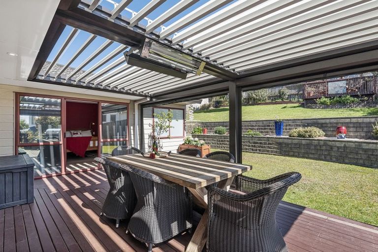 Photo of property in 15 Ballini Rise, West Harbour, Auckland, 0618