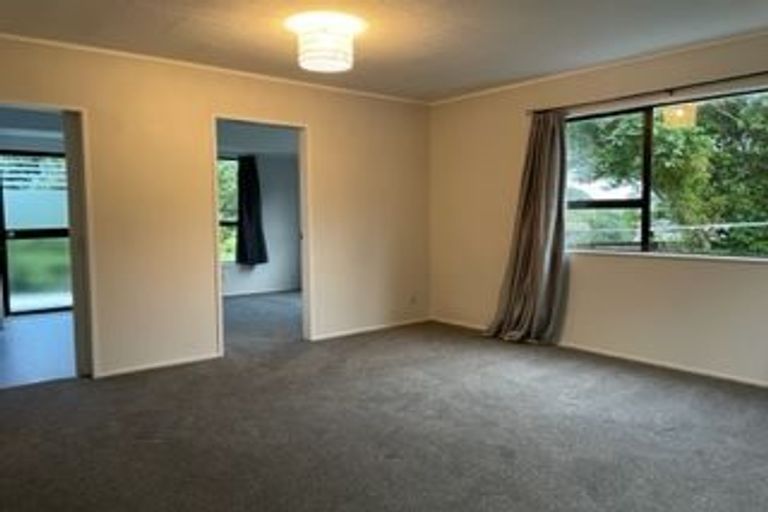 Photo of property in 26a Cheltenham Terrace, Newlands, Wellington, 6037