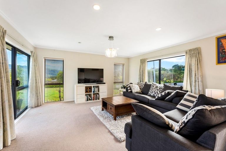 Photo of property in 32 Mount Marua Drive, Timberlea, Upper Hutt, 5018