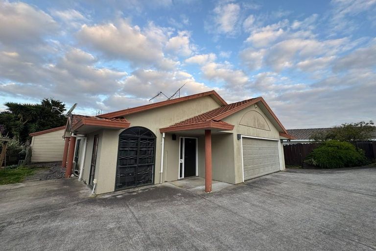 Photo of property in 25 Randwick Place, Randwick Park, Auckland, 2105