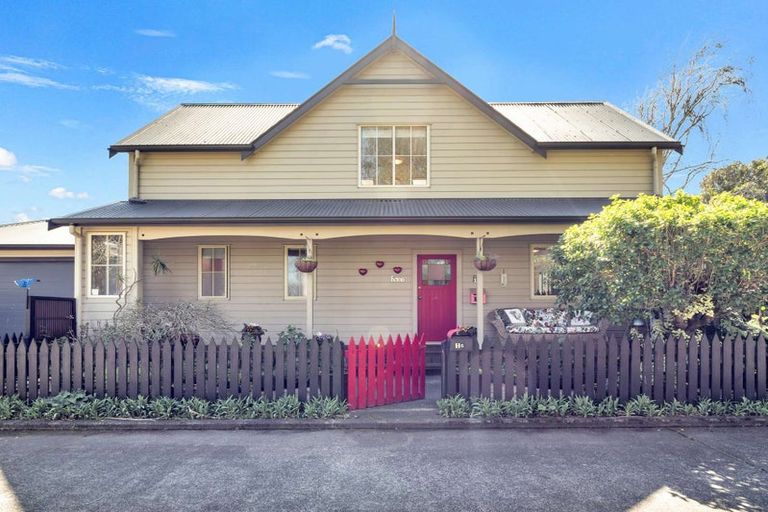 Photo of property in 16 Rangiwhea Road, Waiuku, 2123