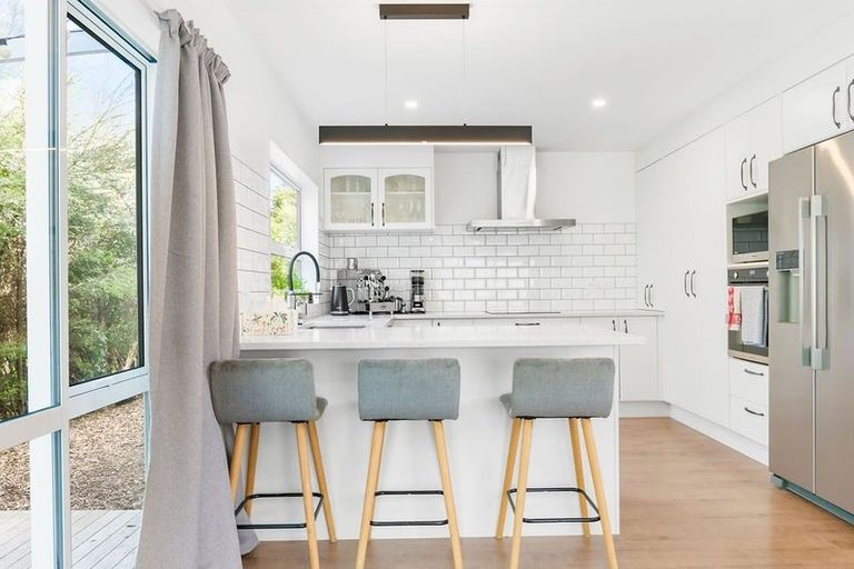 Photo of property in 28 Shah Place, Glen Eden, Auckland, 0602