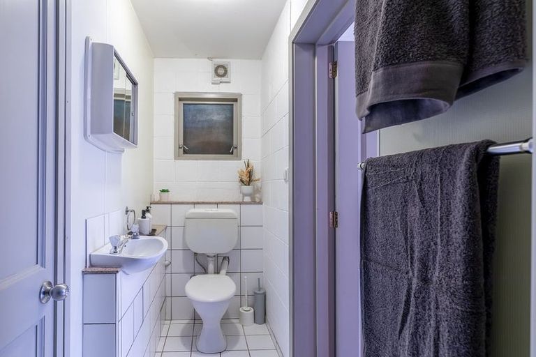 Photo of property in 2 Kauri Point Road, Laingholm, Auckland, 0604