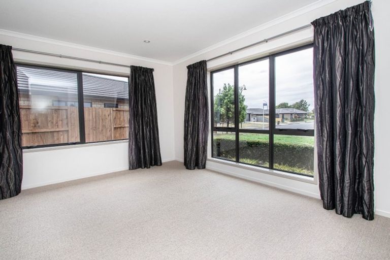 Photo of property in 5 Waltham Place, Rototuna North, Hamilton, 3210