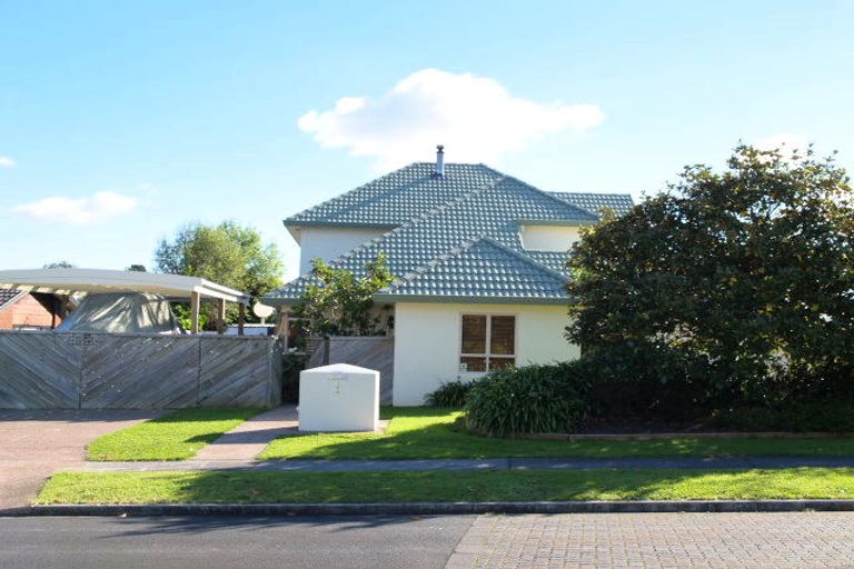 Photo of property in 1 Jan Higgins Place, Golflands, Auckland, 2013