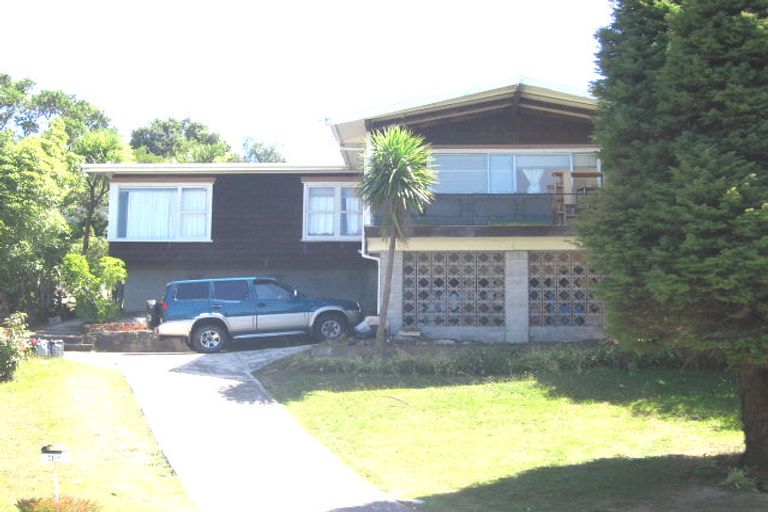 Photo of property in 11 Easton Park Parade, Glenfield, Auckland, 0629