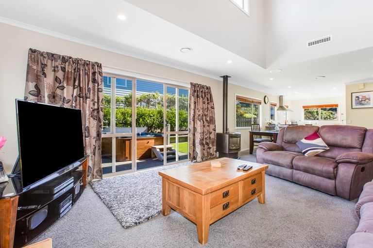 Photo of property in 10 Routeburn Avenue, Aotea, Porirua, 5024