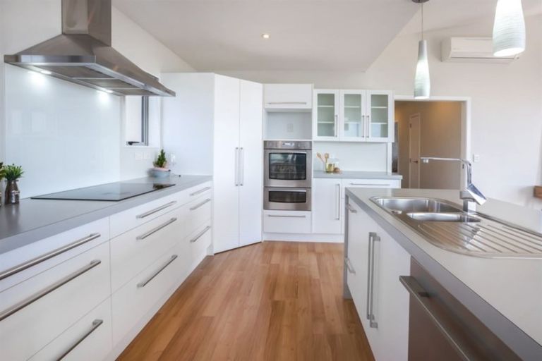 Photo of property in 58a Kahu Road, Paremata, Porirua, 5024