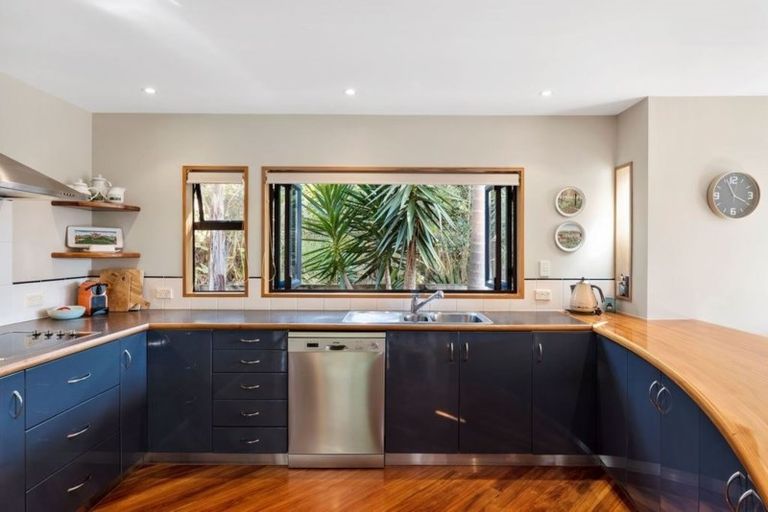 Photo of property in 18 Beulah Avenue, Rothesay Bay, Auckland, 0630