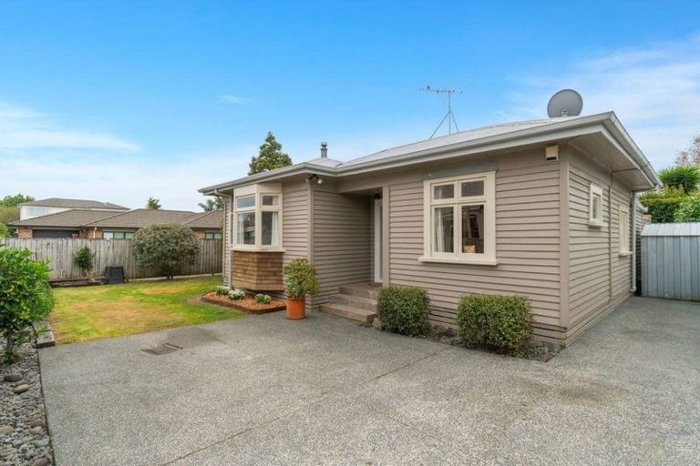 Photo of property in 2/10 Totara Road, Te Atatu Peninsula, Auckland, 0610