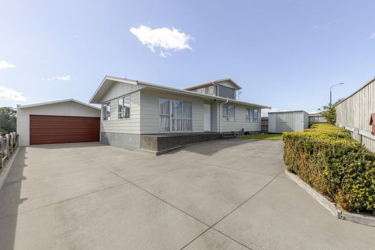 Photo of property in 100 Riversdale Drive, Merrilands, New Plymouth, 4312