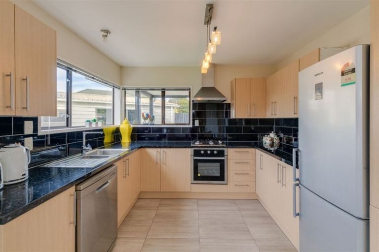 Photo of property in 77 Dunedin Street, Redwood, Christchurch, 8051