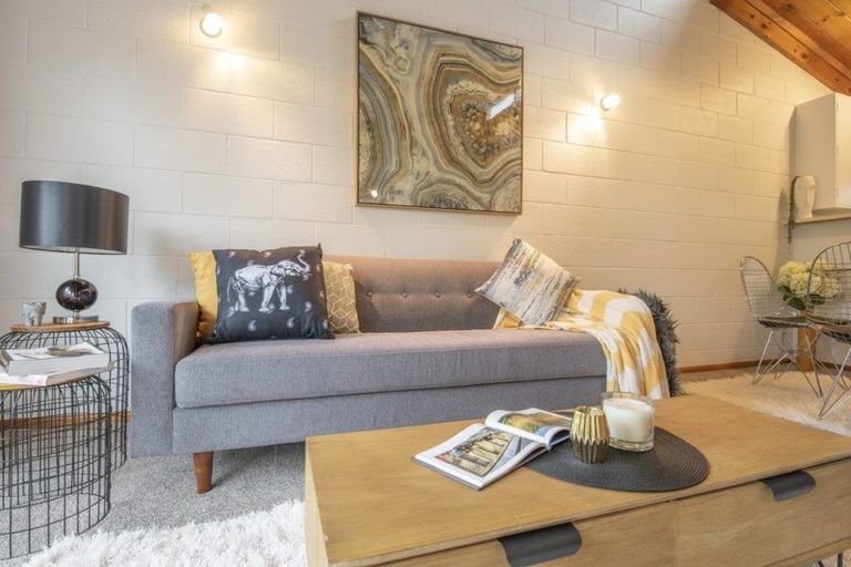 Photo of property in 2/15 Selwyn Crescent, Forrest Hill, Auckland, 0620