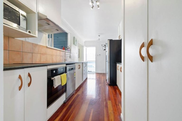 Photo of property in 7 Ellesmere Crescent, Pakuranga Heights, Auckland, 2010