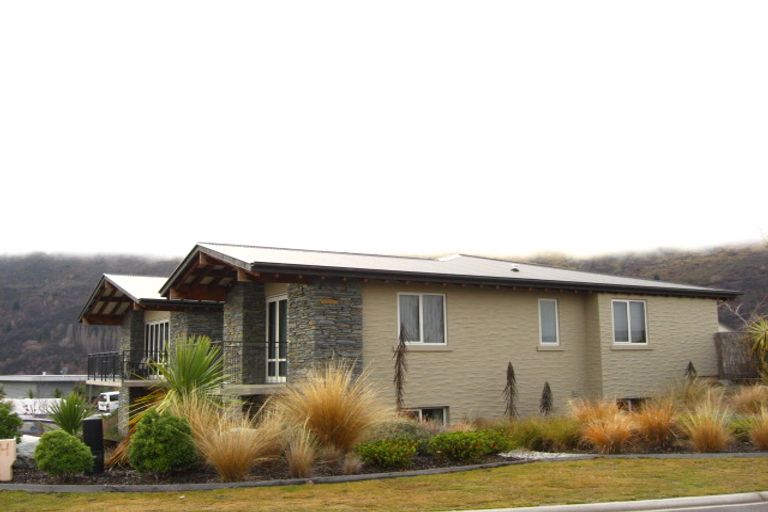 Photo of property in 2 Kircher Place, Arrowtown, 9302