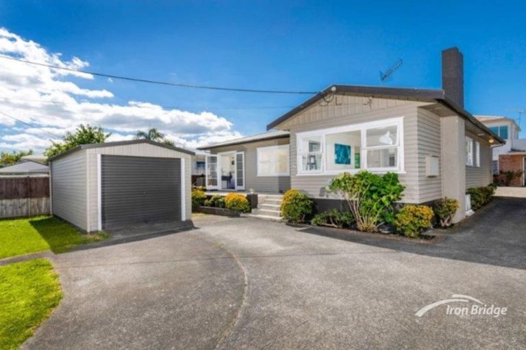 Photo of property in 1/124 Chivalry Road, Glenfield, Auckland, 0629