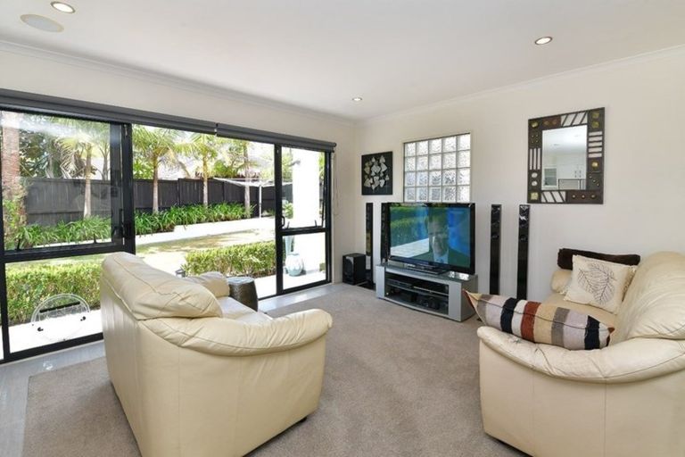 Photo of property in 8 Hobie Court, West Harbour, Auckland, 0618