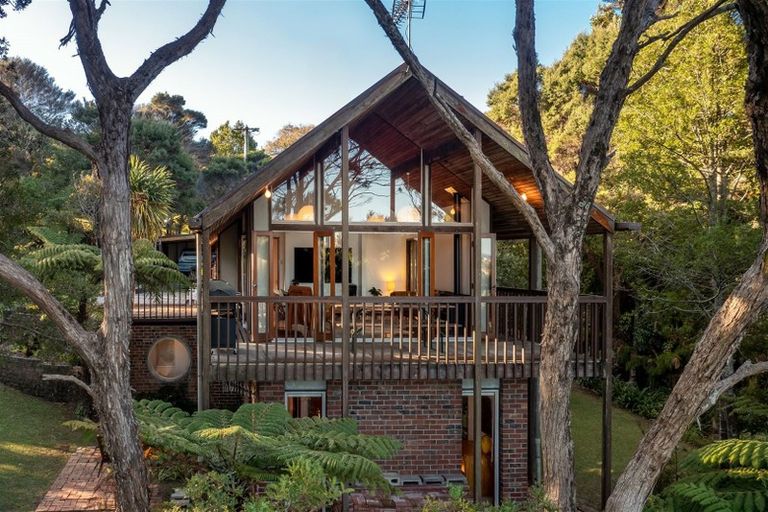 Photo of property in 16 Wilding Avenue, Northcote Point, Auckland, 0627