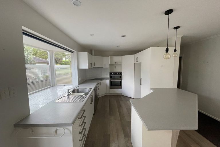 Photo of property in 90 Cliff View Drive, Green Bay, Auckland, 0604