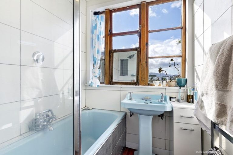 Photo of property in 5 Glendavar Street, Berhampore, Wellington, 6023