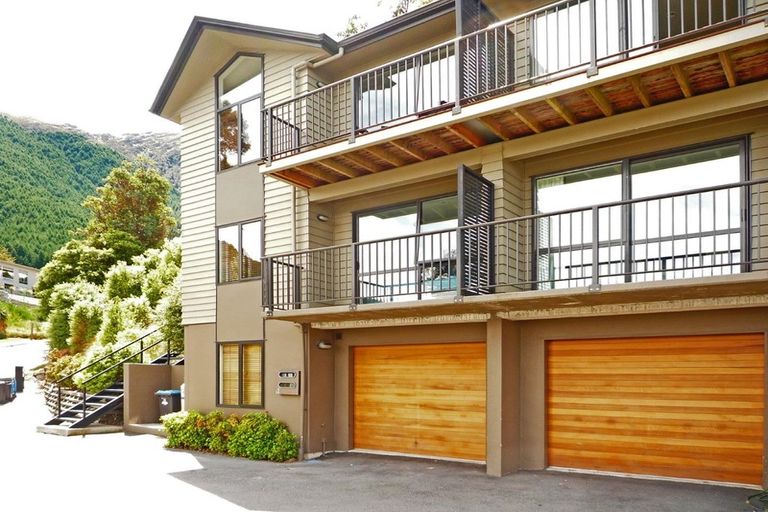 Photo of property in Arno Apartment, 1/8 Mckerrow Place, Sunshine Bay, Queenstown, 9300