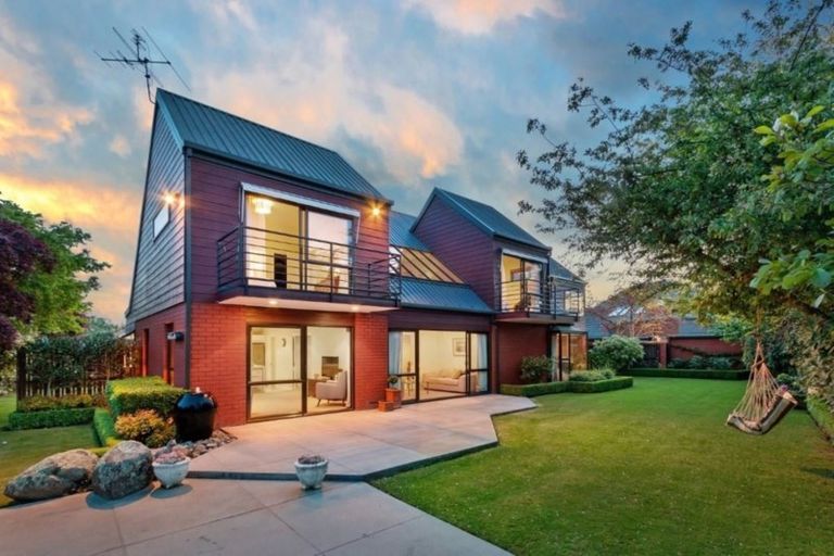 Photo of property in 22 Derenzy Place, Avonhead, Christchurch, 8042