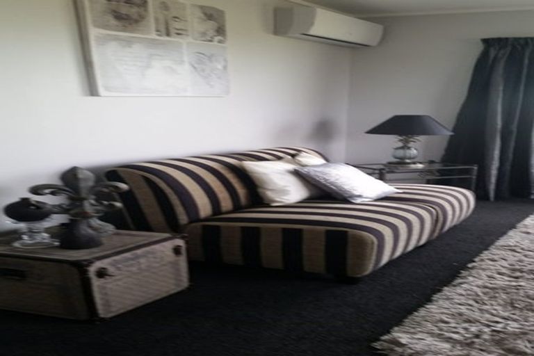 Photo of property in 1/17 Kupari Place, Totara Vale, Auckland, 0629