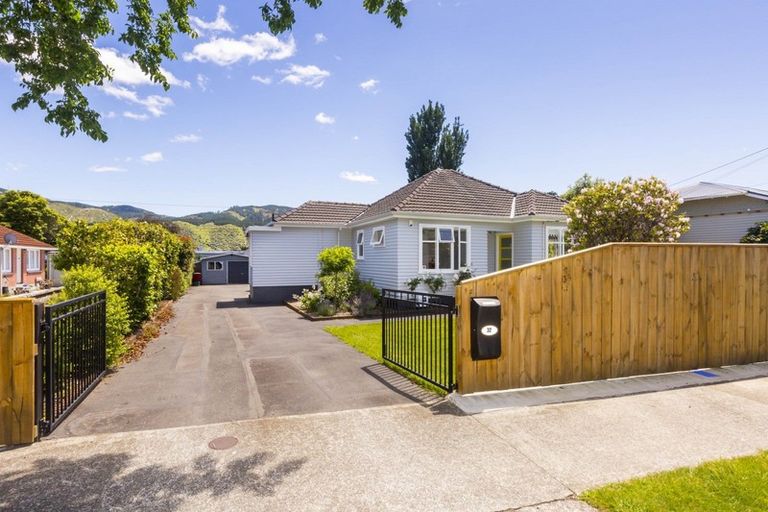 Photo of property in 32 Heretaunga Square, Silverstream, Upper Hutt, 5019