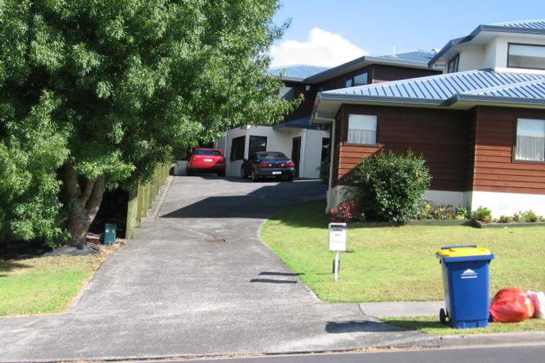 Photo of property in 1/20 Bronzewing Terrace, Unsworth Heights, Auckland, 0632