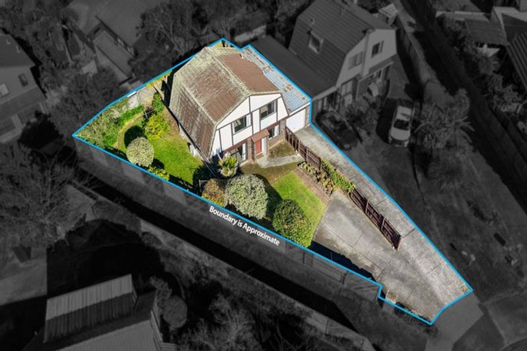 Photo of property in 2/33 Curacao Place, Half Moon Bay, Auckland, 2012