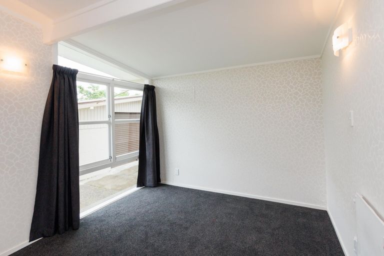 Photo of property in 17 Wikiriwhi Crescent, Awapuni, Palmerston North, 4412