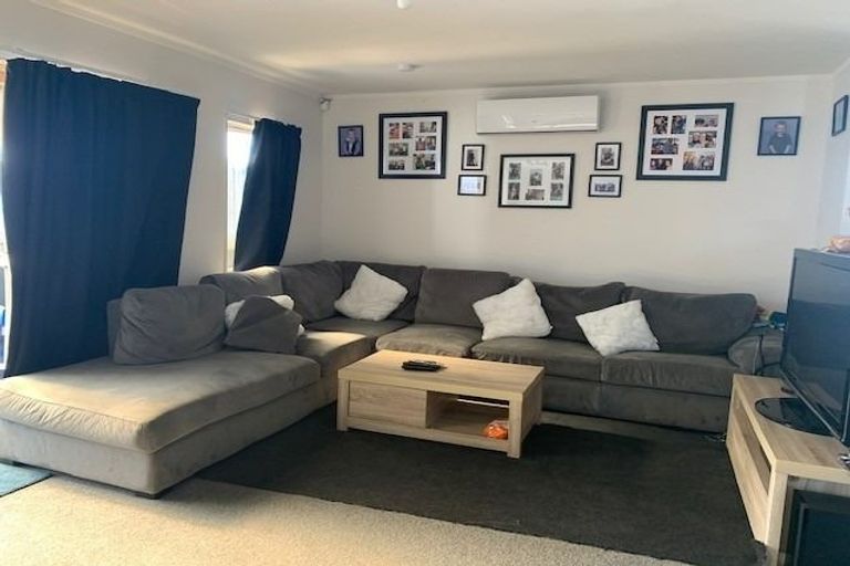 Photo of property in 17 Seaward Place, Wattle Downs, Auckland, 2103