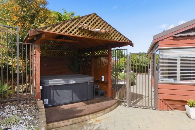 Photo of property in 11 Oakwood Grove, Paraparaumu Beach, Paraparaumu, 5032