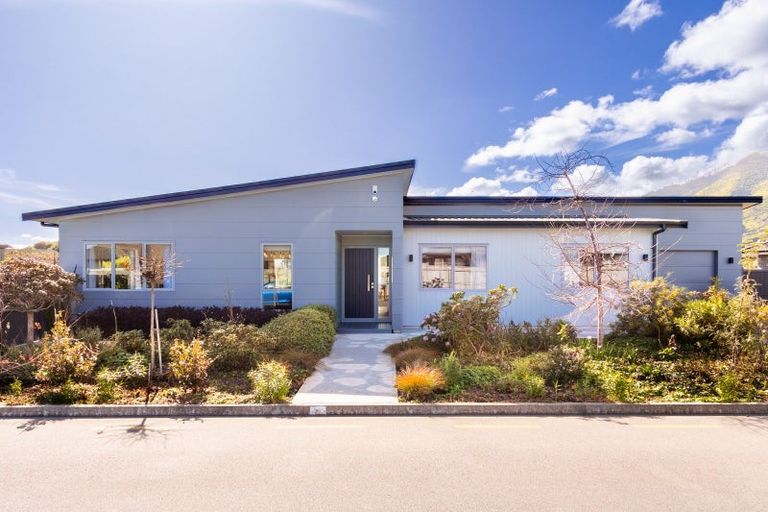 Photo of property in 7 Tapuhikura Street, Waikanae, 5036