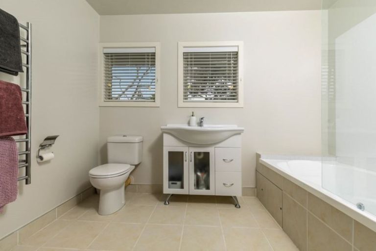 Photo of property in 21 Churchouse Road, Greenhithe, Auckland, 0632