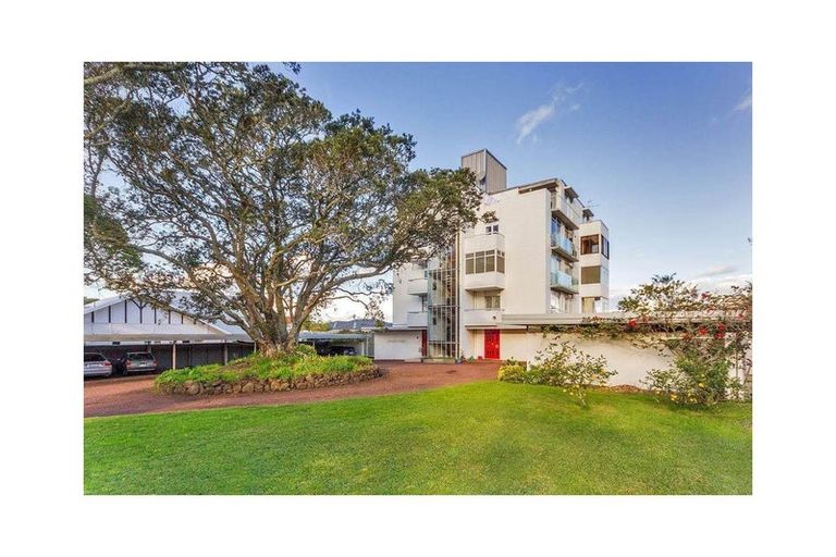 Photo of property in 5/25 Stanley Point Road, Stanley Point, Auckland, 0624