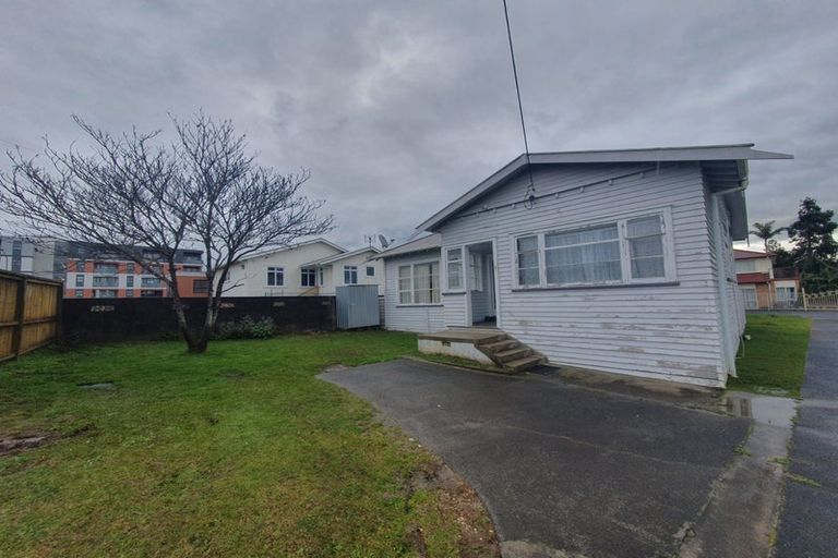 Photo of property in 2 Wattle Street, New Lynn, Auckland, 0600