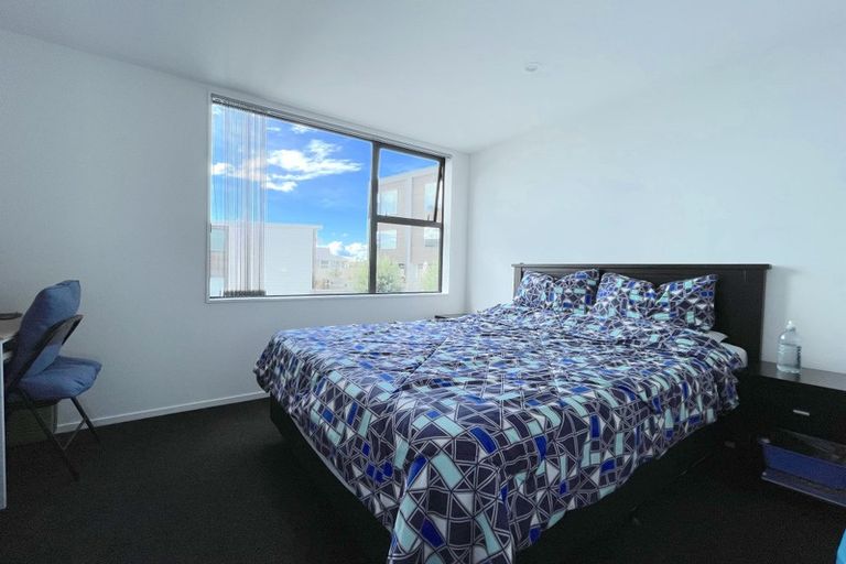 Photo of property in 10/15 Chivalry Road, Glenfield, Auckland, 0629
