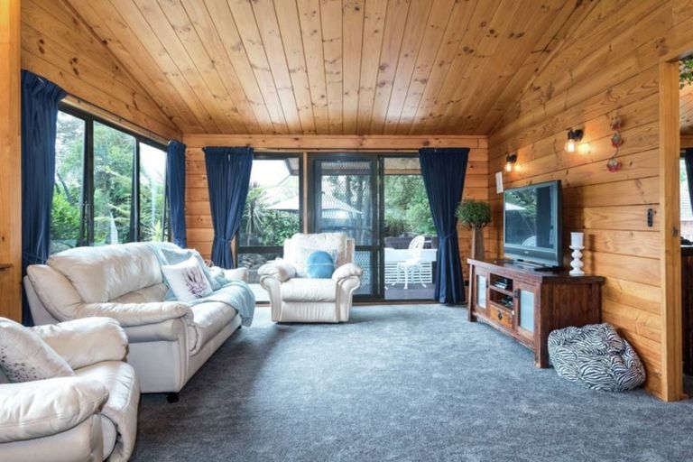 Photo of property in 35 Botany Road, Botany Downs, Auckland, 2010