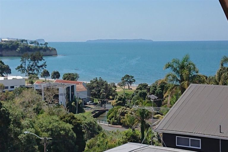 Photo of property in 2/12 Beechwood Road, Rothesay Bay, Auckland, 0630