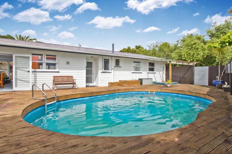 Photo of property in 6 Tamariki Avenue, Kelston, Auckland, 0602