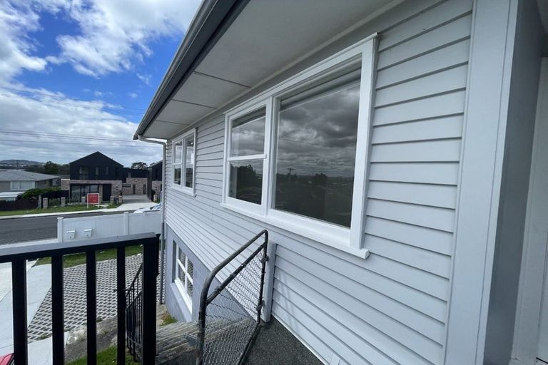 Photo of property in 98 Tirimoana Road, Te Atatu South, Auckland, 0602