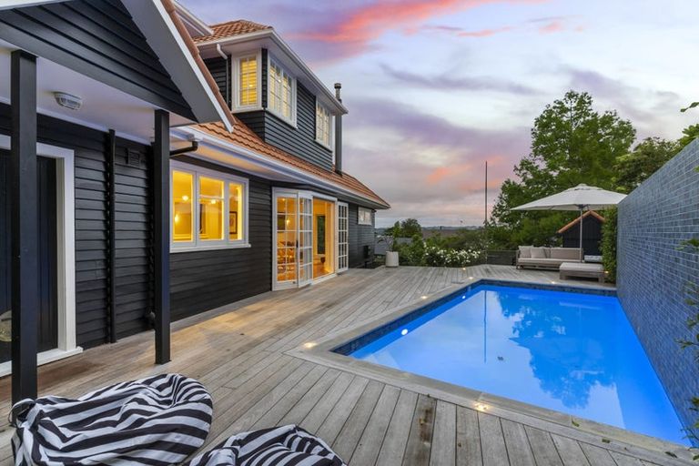 Photo of property in 16 Fenton Terrace, Cockle Bay, Auckland, 2014