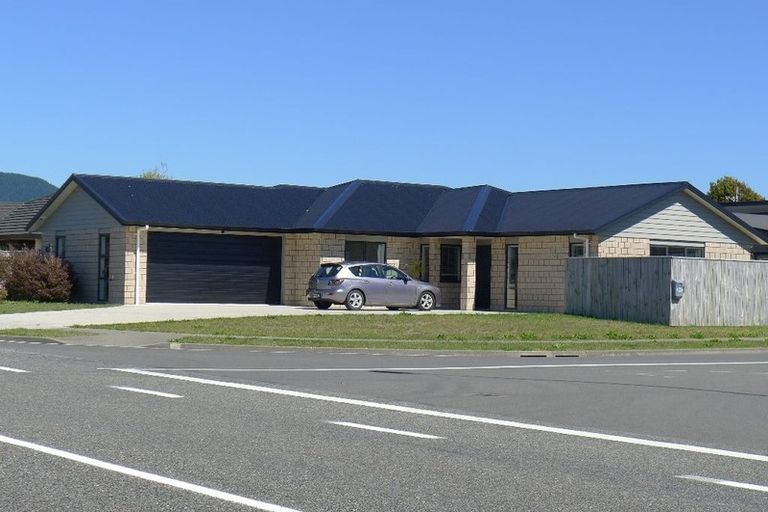 Photo of property in 100 Guildford Drive, Paraparaumu Beach, Paraparaumu, 5032