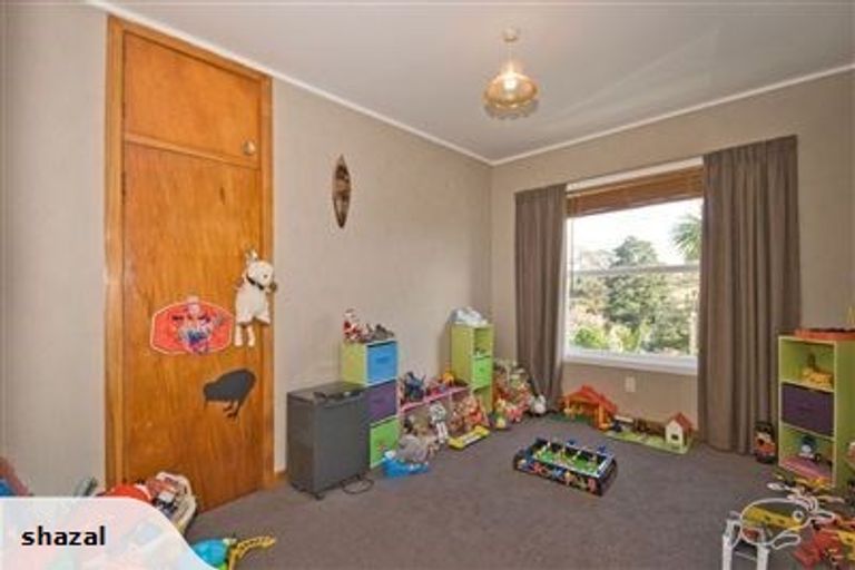 Photo of property in 2/1 Cronin Place, Beach Haven, Auckland, 0626