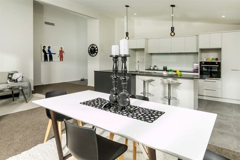 Photo of property in 8 Sir Lincoln Drive, Kumeu, 0810