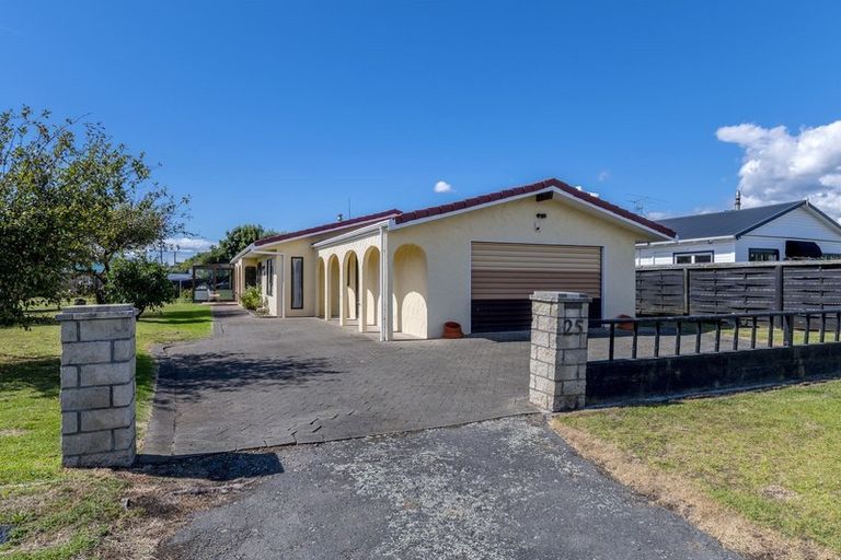 Photo of property in 25 Rauparaha Street, Waikanae Beach, Waikanae, 5036
