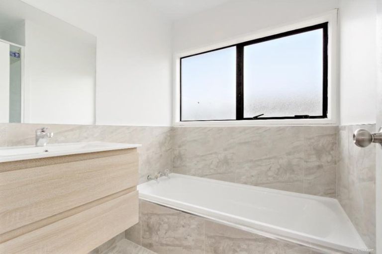 Photo of property in 1/73 Etherton Drive, Weymouth, Auckland, 2103