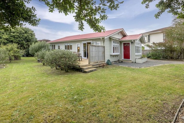 Photo of property in 35 Hicks Crescent, Waikanae Beach, Waikanae, 5036